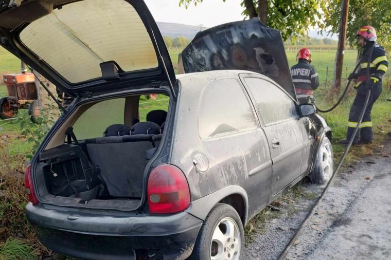 Tűz ütött ki egy autó motorterében