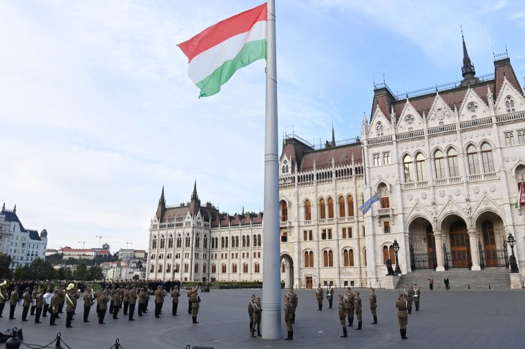Felvonták, majd félárbócra engedték a nemzeti lobogót az Országház előtt az aradi vértanúk emléknapján