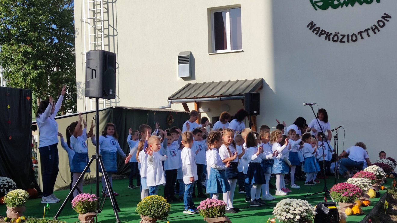Az ovisok rövid zenés, táncos műsorral készültek. •  Fotó: Farkas Áron