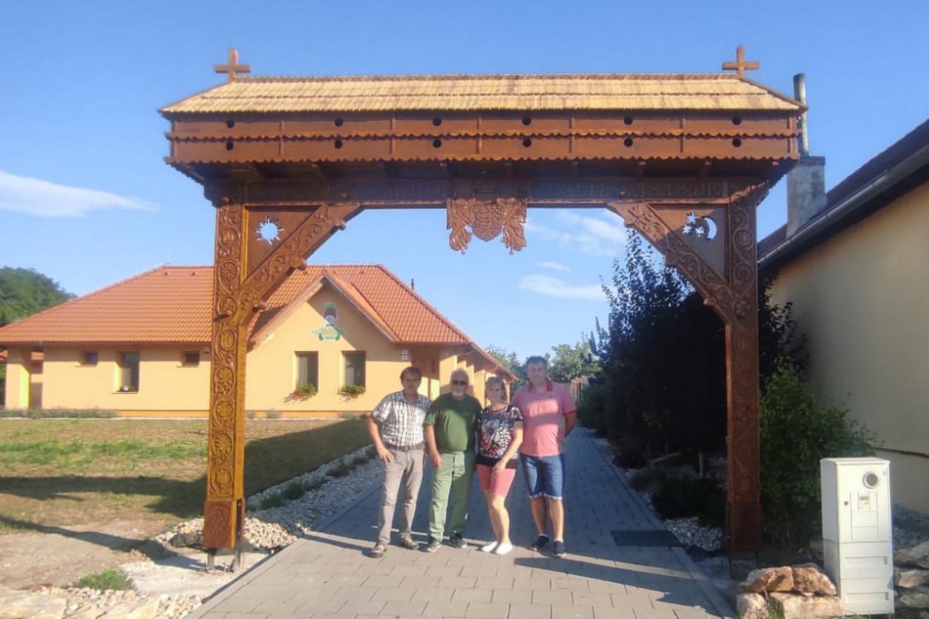 A nagycétényi székely kapu felavatás előtt... •  Fotó: Datki Sándor személyes archívuma
