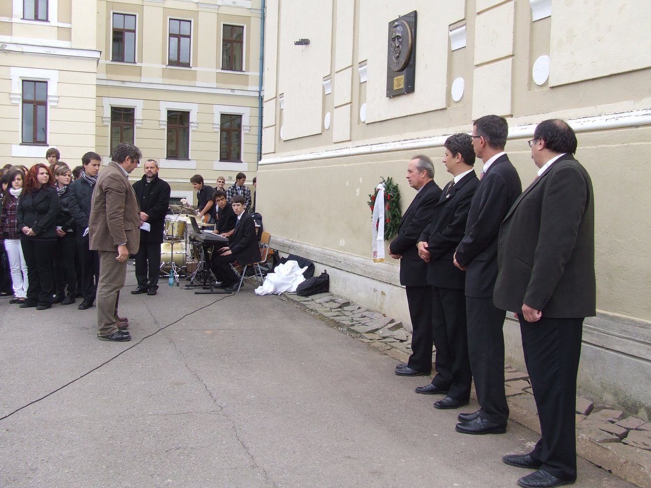 A kézdivásárhelyi Nagy Mózes Gimnáziumban 2010-ben leplezték le Vetró András szobrászművész Sujánszky Eusztákot ábrázoló domborművét •  Fotó: Székely Hírmondó-archív
