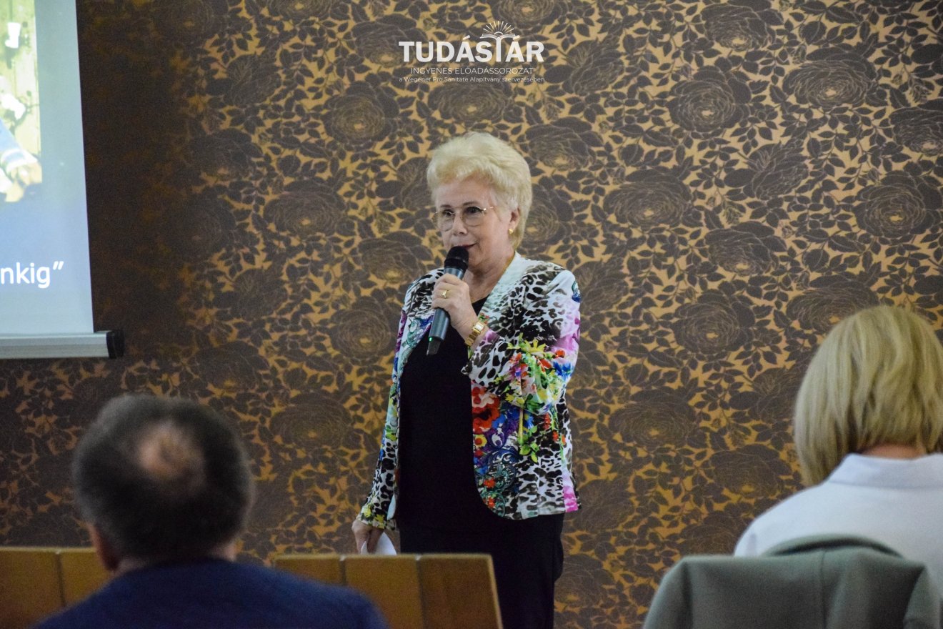 Házigazdaként Bakk Vitális Mária Kinga köszöntötte a meghívottat és a jelenlevőket. •  Fotó: Szegeti Abigél
