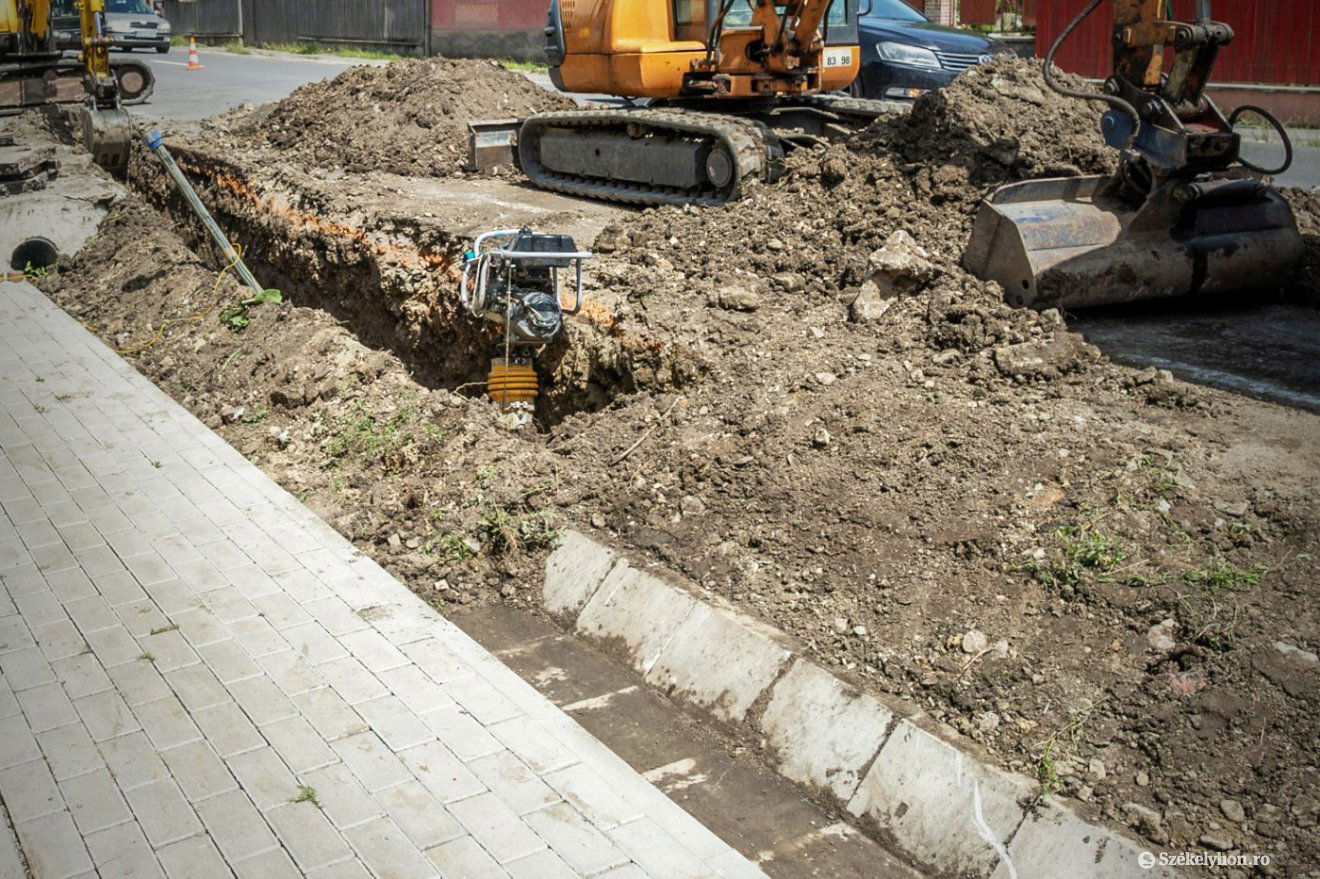 Még másfél kilométernyi vezeték lefektetése van hátra a projektből. Képünk illusztráció •  Fotó: Pinti Attila