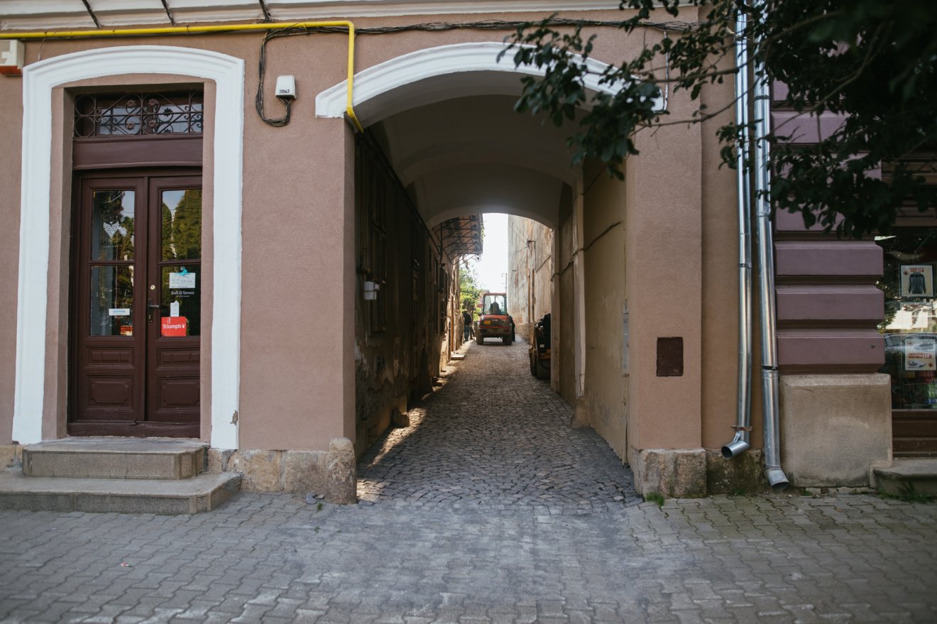 Négy udvarteret kockaköveztek a kanalizálási munkálatok után •  Fotó: Kézdivásárhely Önkormányzata/Facebook