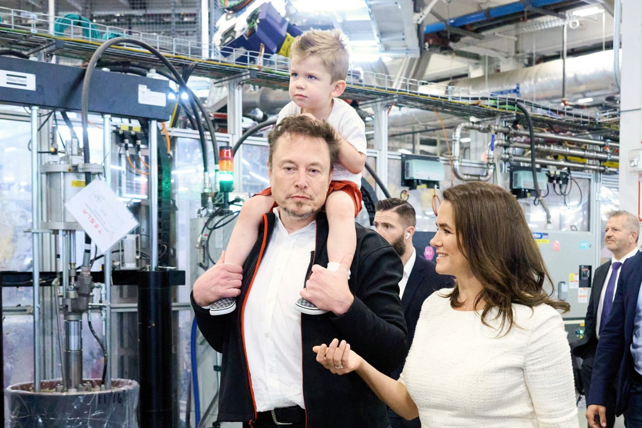 Az amerikai üzletember 11 gyermek édesapjaként, a világ vezető elektromos autógyártójánál végzett fejlesztéseket is bemutatta, és a magyar államfői delegációt körbevezette az austini üzemben, amelynek éves kapacitása meghaladja a 250 ezer járművet •  Fotó: MTI/Sándor-palota/Bartos Gyula