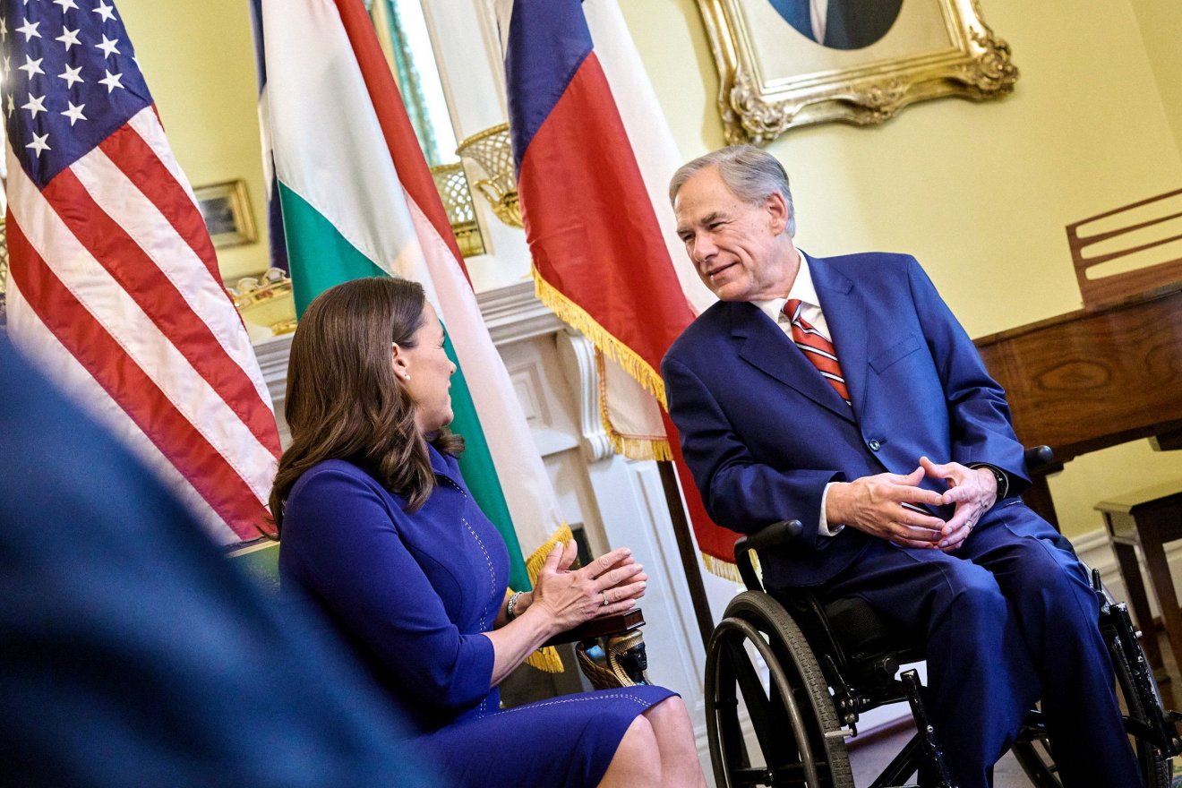 Novák Katalin és Greg Abbott, Texas állam kormányzója szeptember 21-én. Gazdaság együttműködésről és a közös értékek védelméről is tárgyaltak •  Fotó: MTI/Sándor-palota/Bartos Gyula