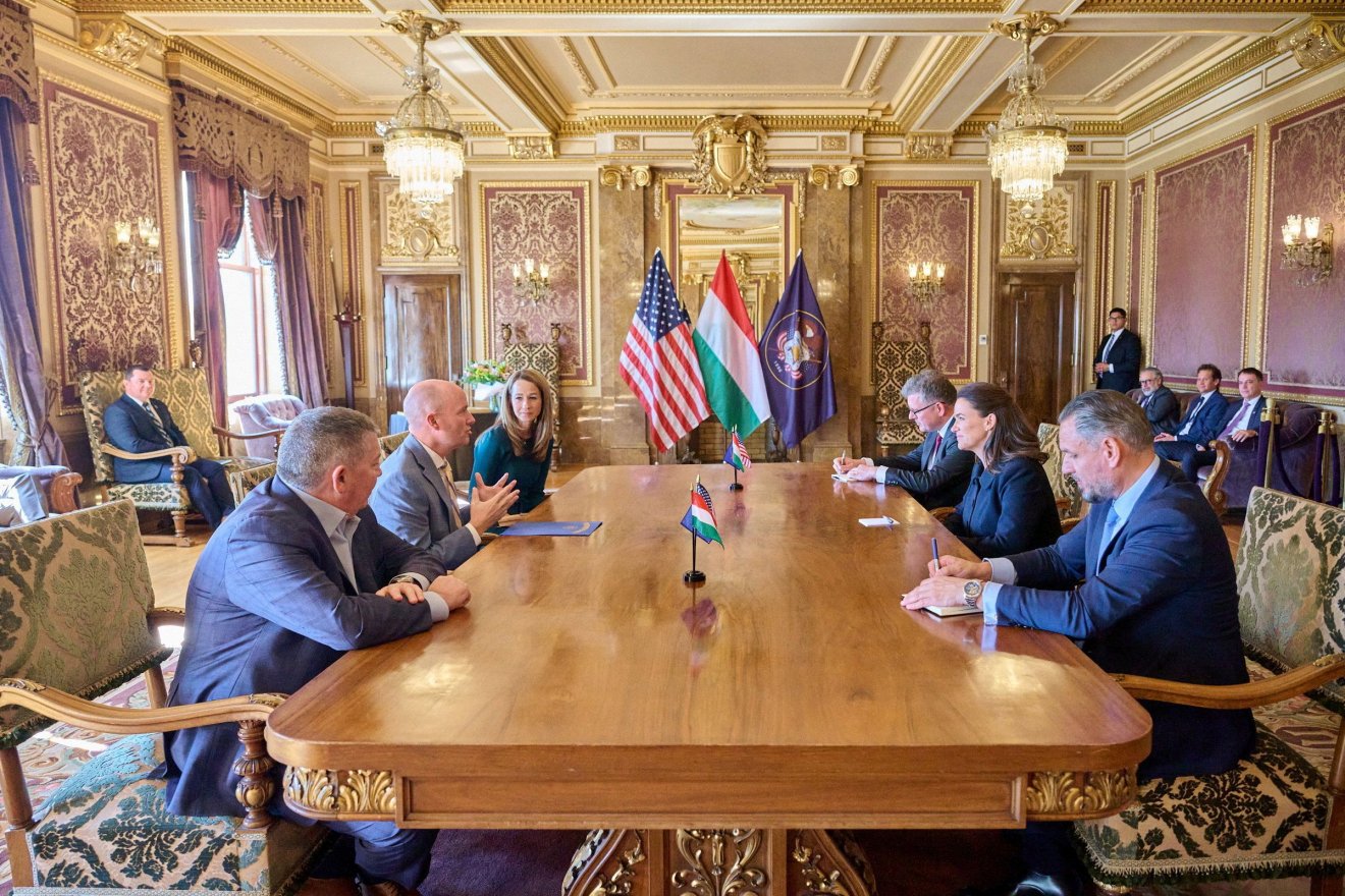 Novák Katalin (j2) megbeszélést folytat Spencer Cox-szal, Utah állam republikánus kormányzójával (b2) Salt Lake Cityben, Utah törvényhozásának épületében szeptember 26-án •  Fotó: MTI/Sándor-palota/Bartos Gyula