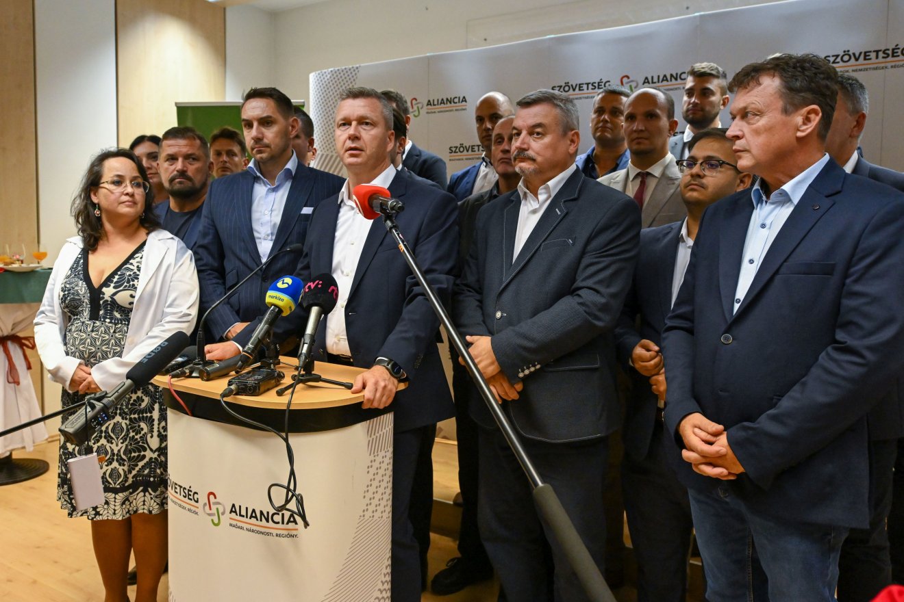 Forró Krisztián, a felvidéki magyar párt, a Szövetség elnöke (k) beszél az előrehozott szlovákiai parlamenti választások után, az eredményváró végén a párt pozsonyi központjában •  Fotó: Illyés Tibor/MTI