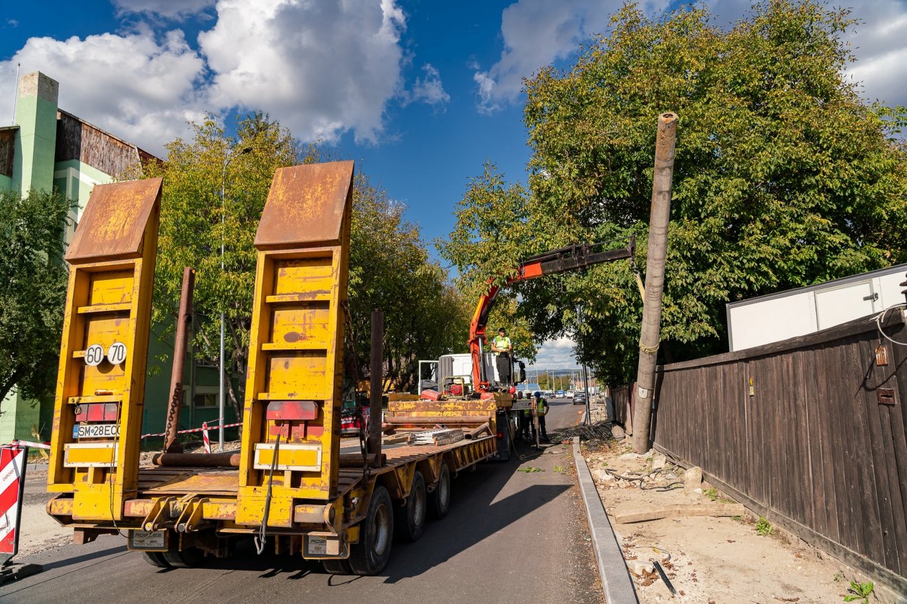 A Csíki utcában 62 régi beton villanyoszlopot cseréltek korszerű, fém villanyoszlopra, a levegőben éktelenkedő 15,28 kilométernyi kábelt pedig a föld alá helyezték •  Fotó: Antal Árpád Facebook-oldala