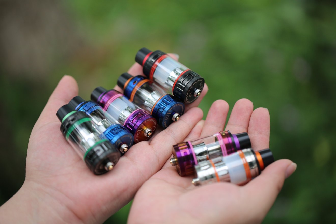 A HHC-t tartalmazó vape-eket elsősorban az online piacon, de a bevásárlóközpontokban található üzletekben is árulják. Kiskorúak is hozzáférnek ezekhez. Képünk illusztráció •  Fotó: Pixabay