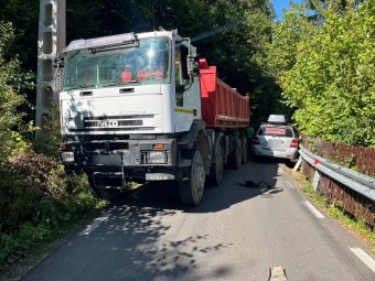 Teherszállító és személygépjármű ütközött össze a keskeny Szeltersz-völgyi úton