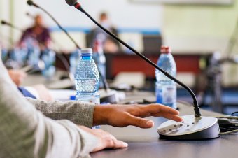 Milliós értékű telekvásárlás ügyében vitáztak, ketten elhagyták a tanácstermet