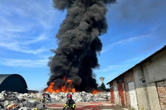 Nagy füsttel égett a szemét egy nyárádtői raktárnál