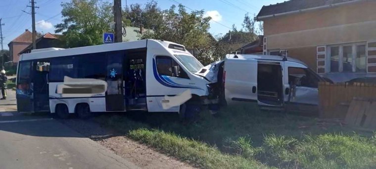 Kisbusz balesetezett, három személyt szállítottak kórházba