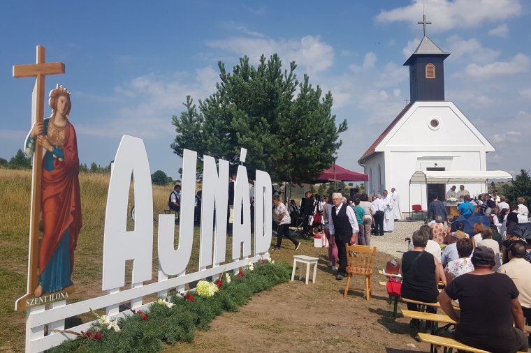 Összefogásból épült kápolnát szenteltek Csíkajnádon Szent Ilona tiszteletére