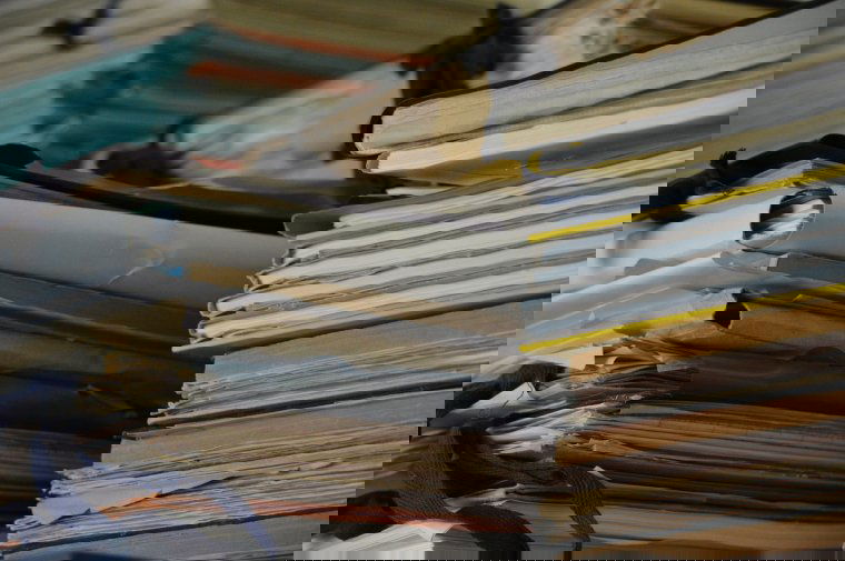 Papírkötegekbe fullad a romániai digitalizáció