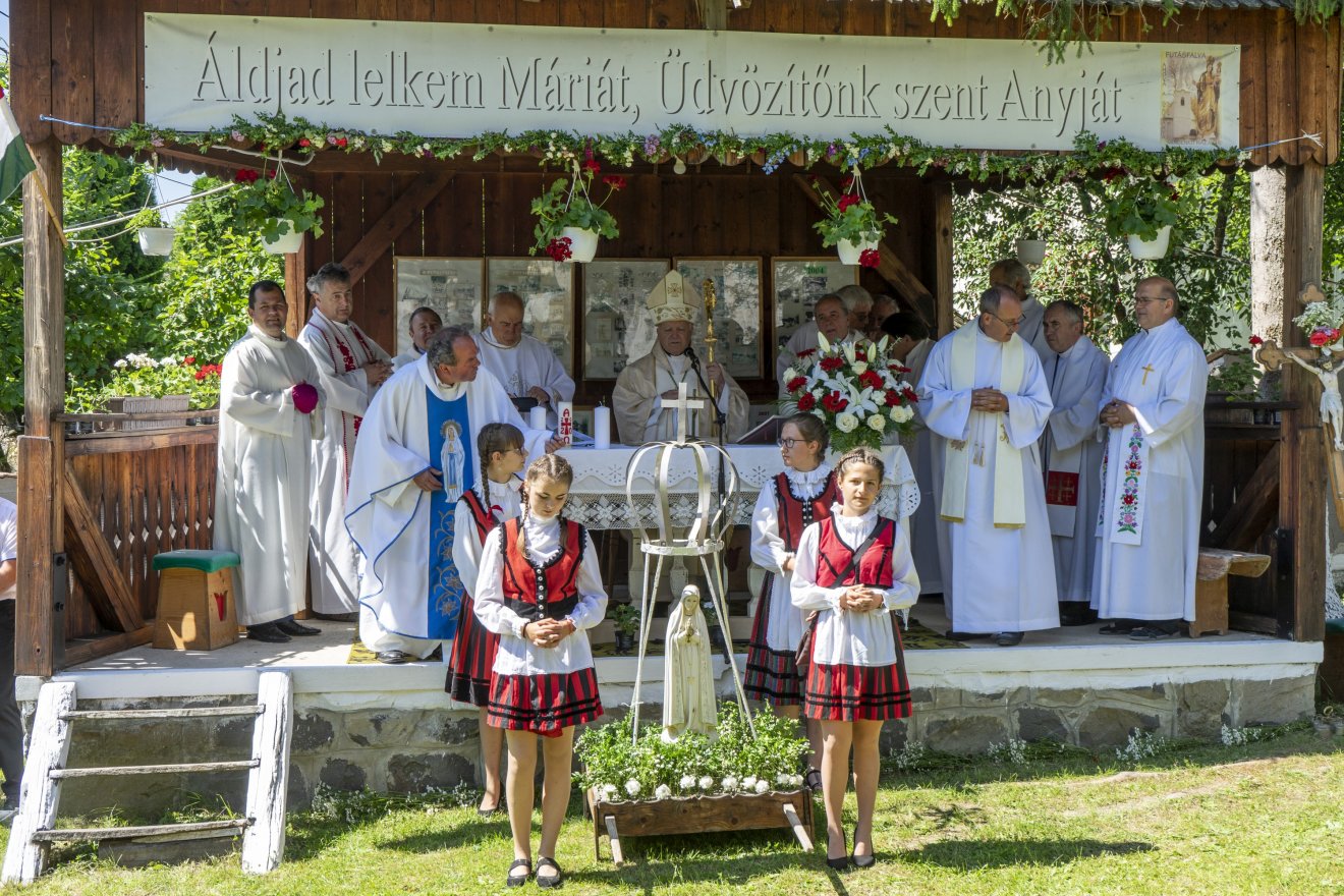 Búcsúkor a Háromszéki Szűzanyát is kihozzák a templomból •  Fotó: Bartos Lóránt