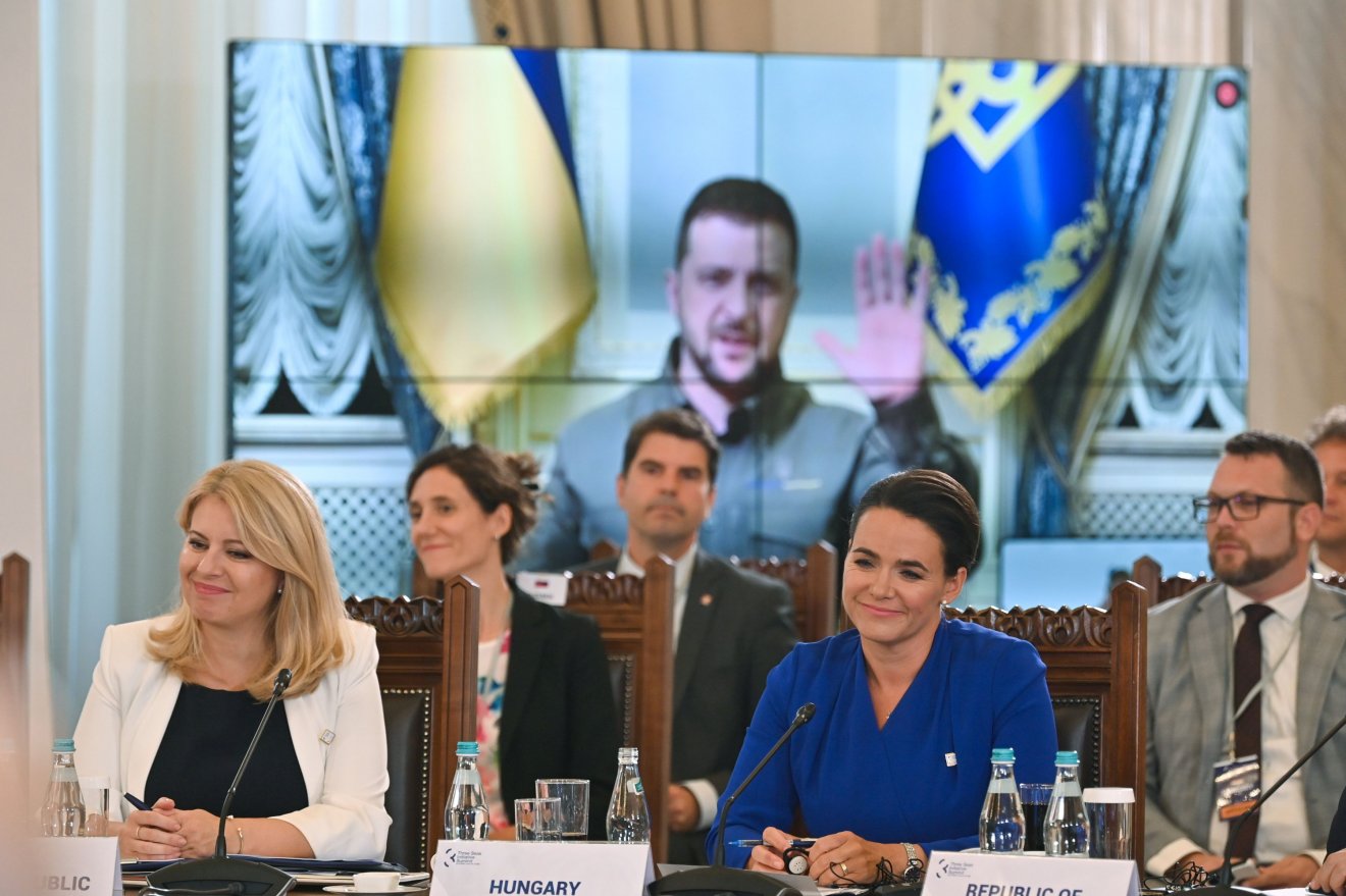 Novák Katalin köztársasági elnök a Három Tenger Kezdeményezés csúcstalálkozóján a bukaresti Cotroceni-palotában. Mellette Zuzana Caputová szlovák elnök •  Fotó: Bruzák Noémi/MTI