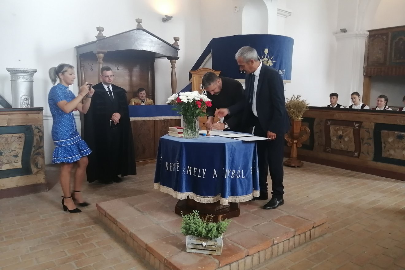 Papos polgármestere, Illés Béla és Fodor Imre illyefalvi polgármester ellátja kézjegyével a testvértelepülési szerződést •  Fotó: Bodor Tünde