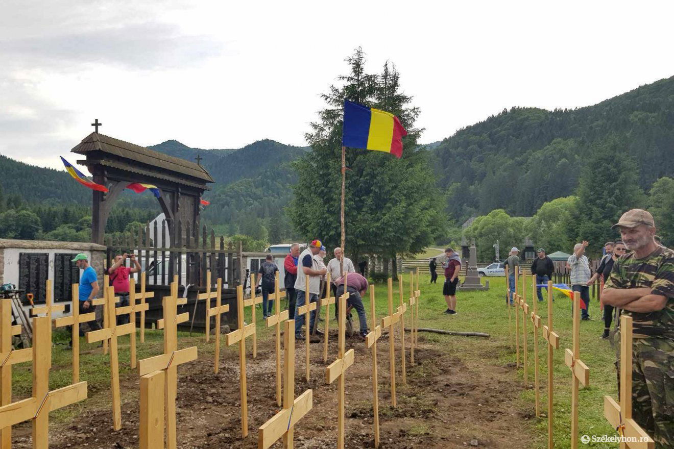 Tîrnoveanu úgy érzi, meg kell védeniük a frissen felállított keresztjeiket •  Fotó: Pinti Attila