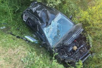 Két autó ütközött, egyik az árokban landolt, hat személy került kórházba