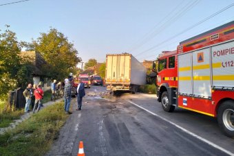 Egy halott és sok sérült Kibéden, miután összeütközött egy kisbusz és egy kamion
