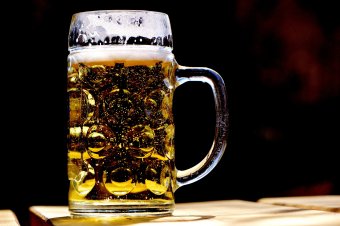 Nem csak a poharukat emelik: fokozatosan drágulhat a sör