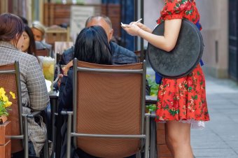 A kutyának sem kell? Sokan érzik kínosnak az éttermi maradékok hazavitelét