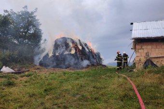 Lakóház és több tonnányi széna gyulladt ki