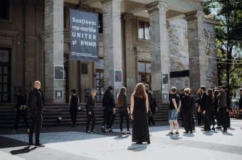 Csendben és feketében – néma performansz a Csíki Játékszín előtt