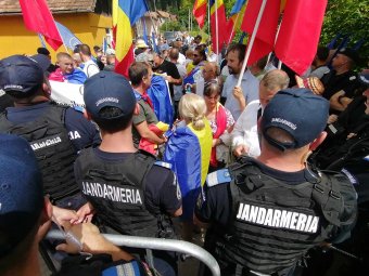 Zászlókkal, molinóval próbáltak bejutni Tîrnoveanuék Orbán Viktor előadására, sikertelenül