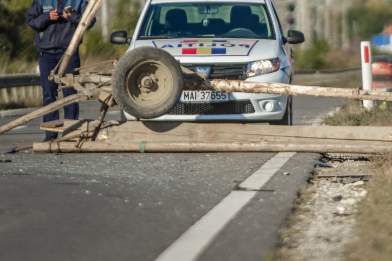 Forgalomba be nem jegyzett autóval vontatott egy szekeret – baleset lett a vége