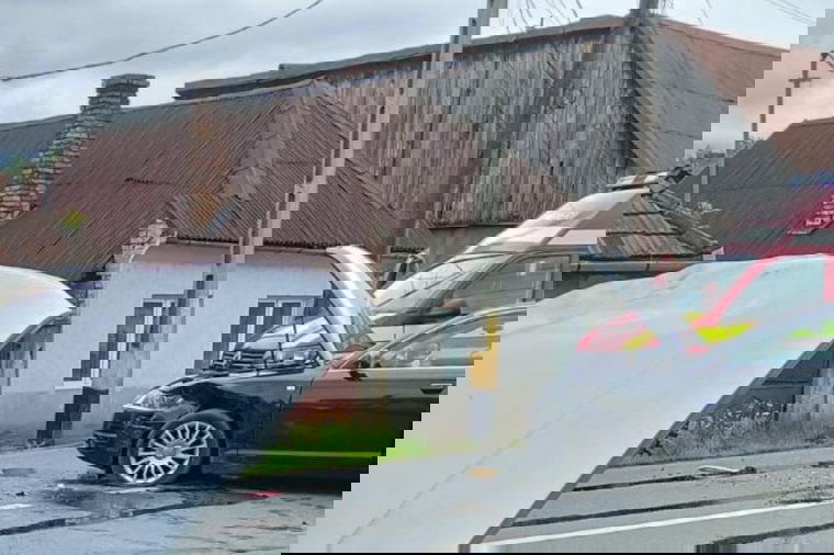 Alaposan megrongálódott két összeütközött autó, de személyi sérülés nem történt
