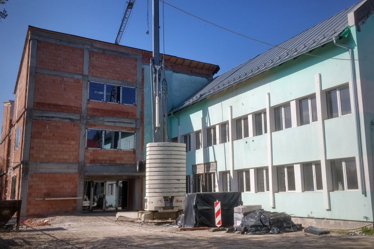 Haladnak a katonanevelde és a járóbeteg-rendelő felújításával