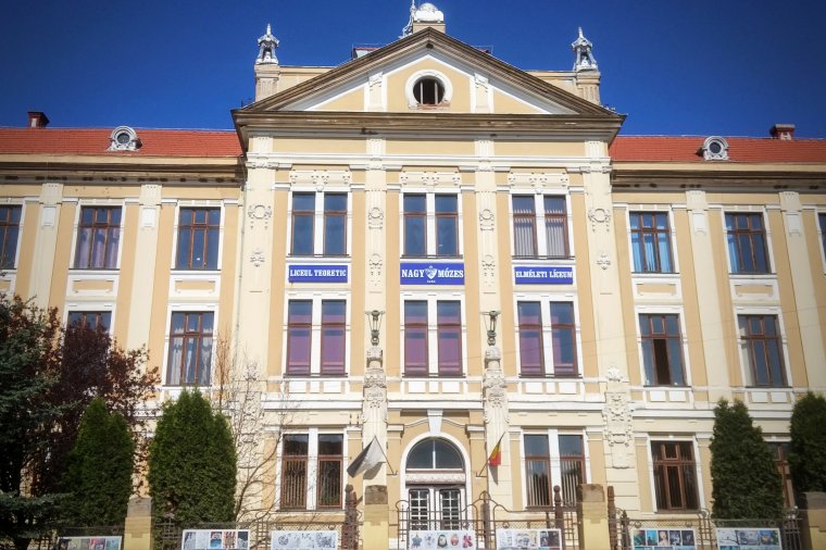 Otthon maradt diákok, papírmunkázó tanárok