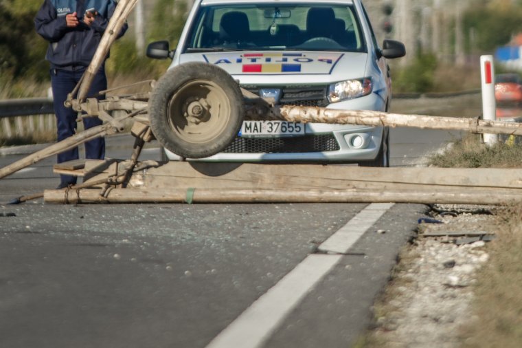 Szekérrel ütközött egy autó, hárman megsérültek