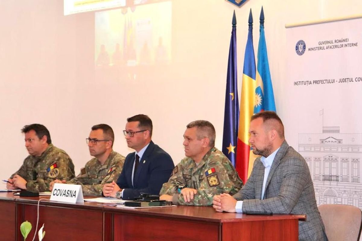 A mozgósítási gyakorlat nyitóértekezletét Cosmin Boricean alprefektus jelenlétében rendezték •  Fotó: Kovászna Megyei Prefektúra