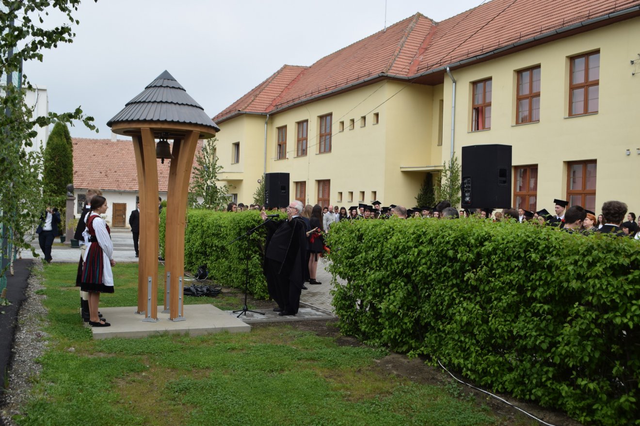 Főtiszteletű Szegedi László megáldotta a harangot •  Fotó: Iochom István