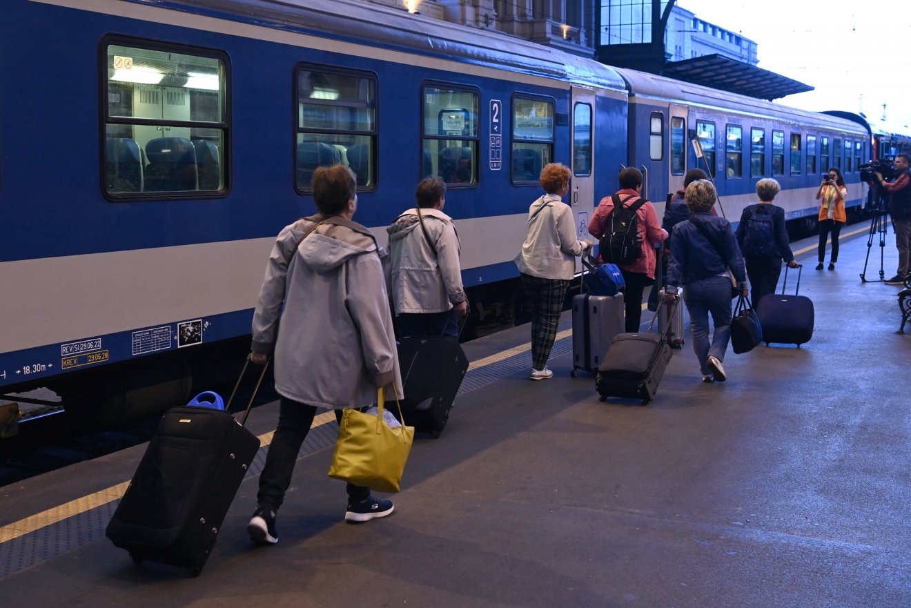 Zarándokok érkeznek Budapesten a csíksomlyói pünkösdi búcsúra tartó Boldogasszony zarándokvonathoz csütörtökön reggel. Mint az induláskor a Keleti pályaudvaron elhangzott, a pandémia után nehezen indult újra a szervezés, tavaly csak 700 volt a zarándokok száma, de az idei 900 után szeretnék elérni újra a korábbi ezres számot. Ez a 27. különvonat, amit szerveztek 2011 óta, és most úgy néz ki, „lassan visszatér az élet a zarándokvonatozásba”. •  Fotó: Máthé Zoltán/MTI