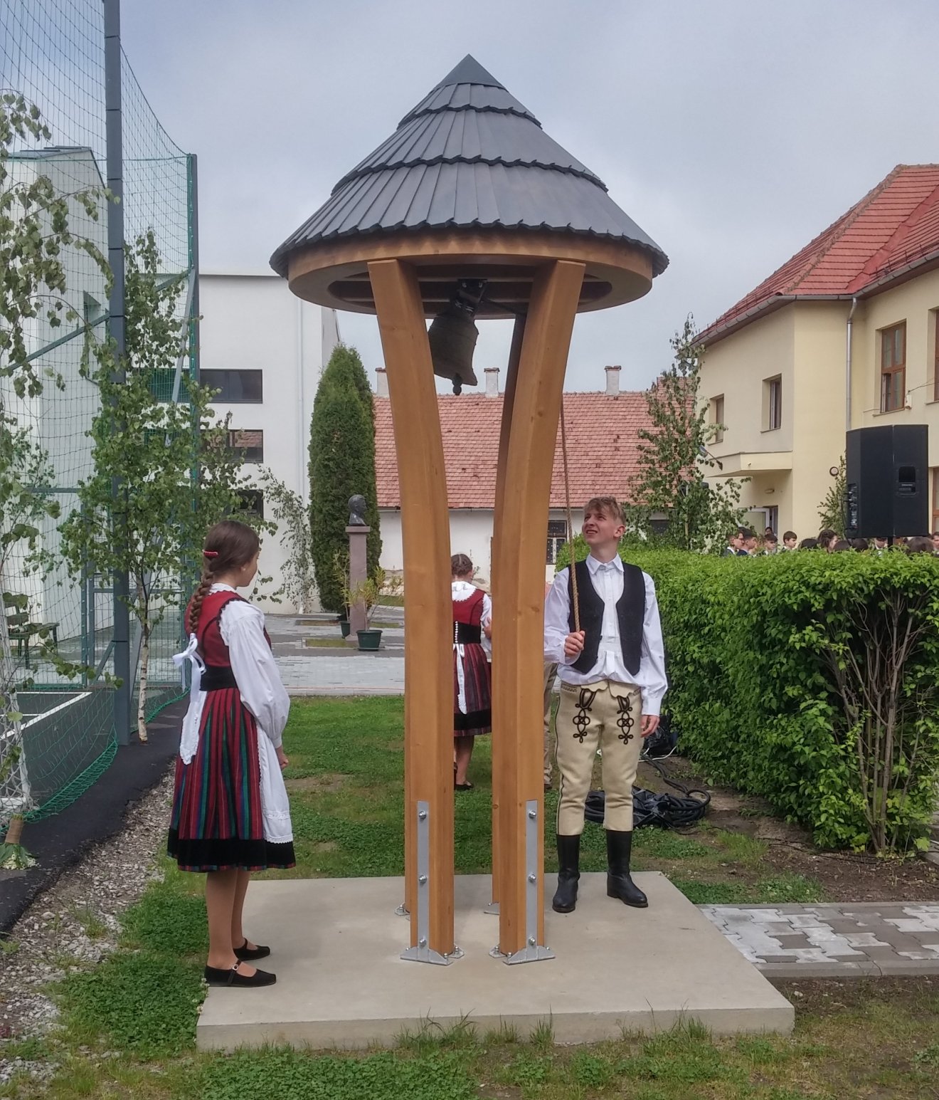 Először szól új rendeltetési helyén a harang •  Fotó: Iochom István
