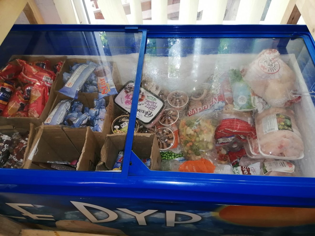 Ugyanazon hűtőládában a fagyi, a zöldség és a hús •  Fotó: Facebook/Kovászna Megyei Fogyasztóvédelem