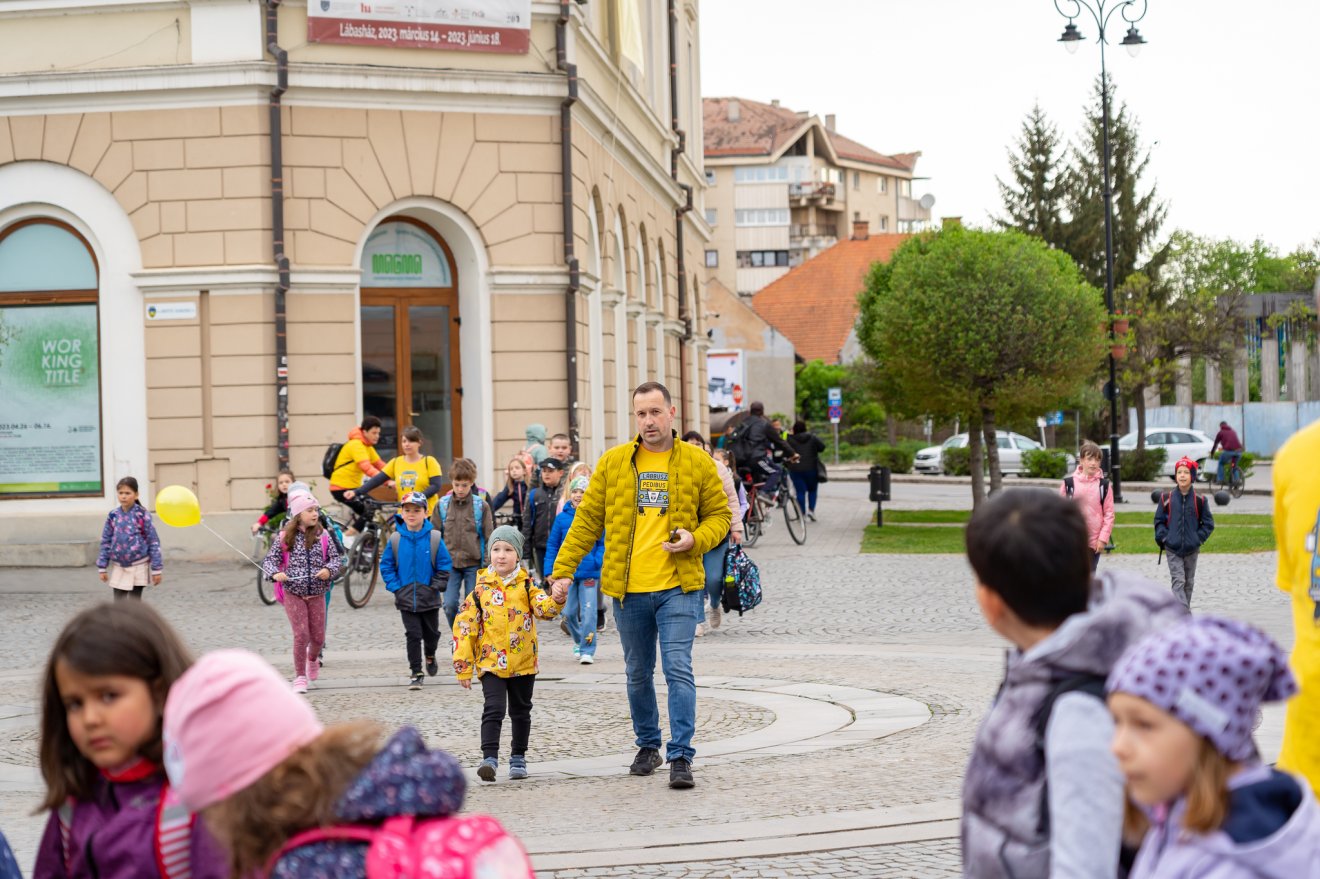 Büszkén viselik az önkéntesek a sárga sofőrtrikót •  Fotó: Antal Árpád Facebook-oldala