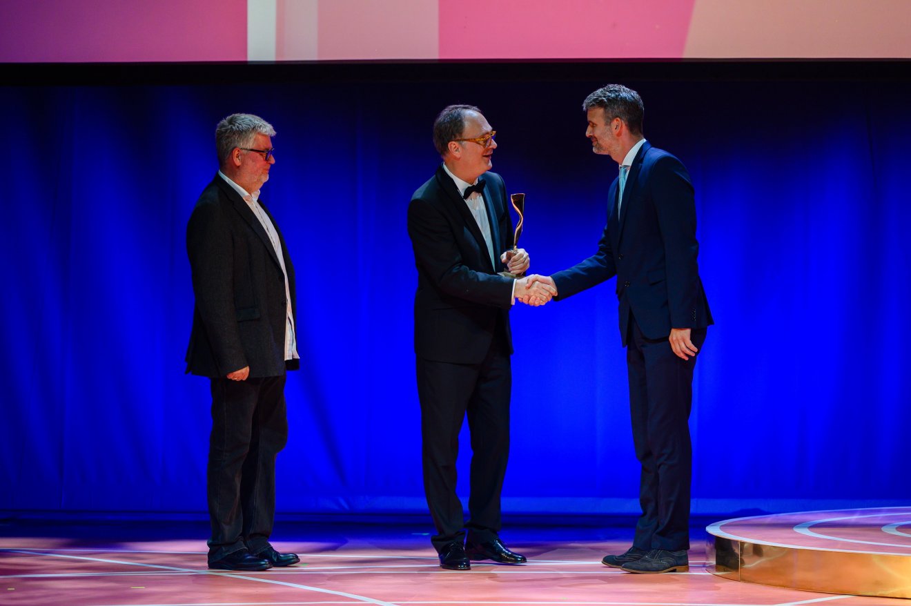 Tősér Ádám rendező (j) és Lajos Tamás prodcuer (b) átveszi a legjobb játékfilmnek járó díjat a Blokád című alkotásért Káel Csaba filmügyi biztostól •  Fotó: Vasvári Tamás/MTI