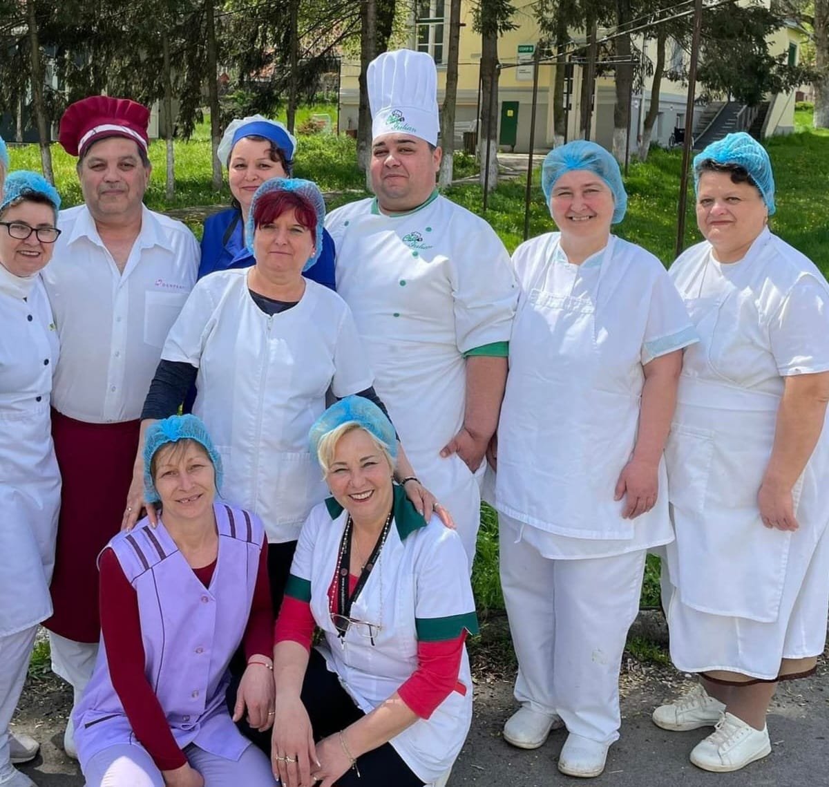 A segesvári kórház konyhai személyzete. Mertek kreatívak lenni •  Fotó: Segesvári Városi Kórház
