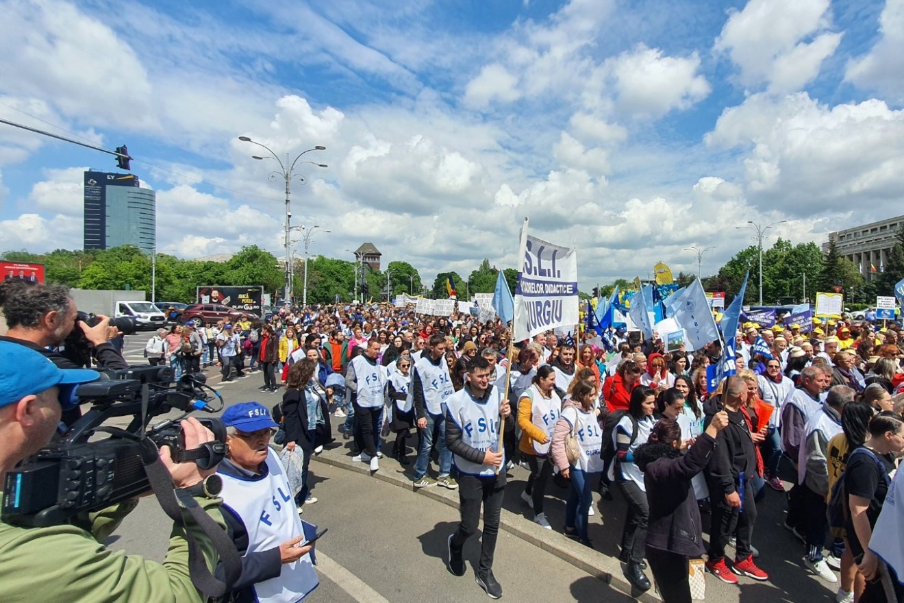 A szakszervezet képviselői szerint tizenéve nem volt akkora tiltakozó megmozdulás az ágazatban, mint a héten. A következő lépés az általános sztrájk lehet •  Fotó: FSLI