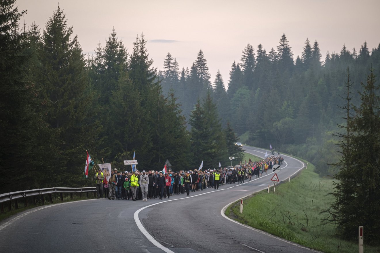 Udvarhelyi zarándokok tartanak a Hargitán keresztül a csíksomlyói búcsúra szombaton reggel. •  Fotó: Veres Nándor/MTI