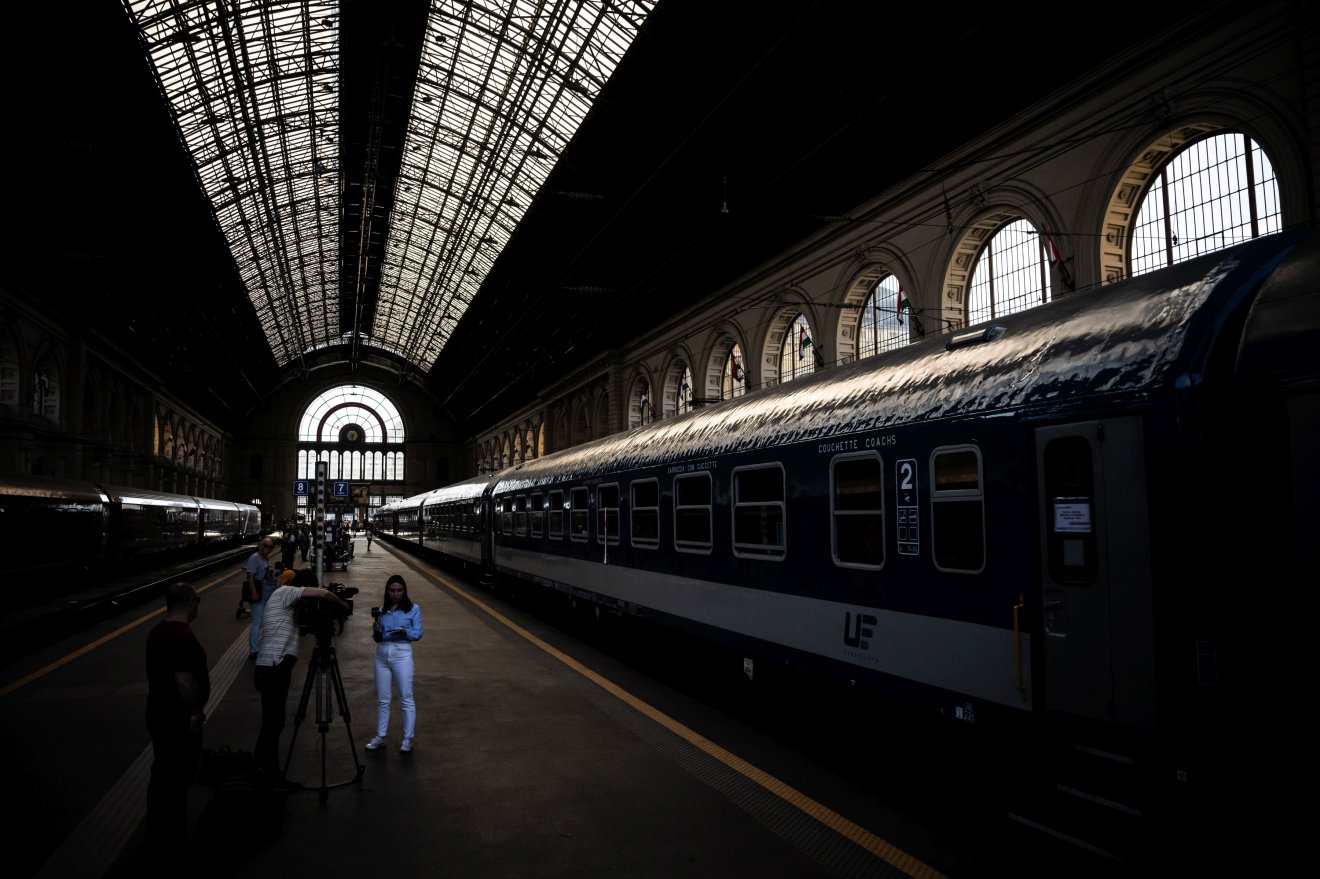 A Csíksomlyóra tartó Misszió Zarándokvonat indulása előtt a budapesti Keleti pályaudvaron pénteken délután. A vonat mintegy 400 zarándokot visz a csíksomlyói búcsúba. •  Fotó: Mónus Márton/MTI