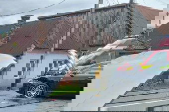 Alaposan megrongálódott két összeütközött autó, de személyi sérülés nem történt
