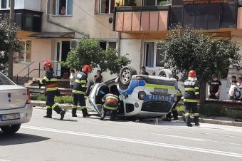 Járdára borult a rendőrautó
