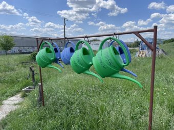 Öntözőkannákat helyeztek el a székelykeresztúri temetők előtt